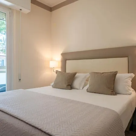 Capitol מלון דירות 4*