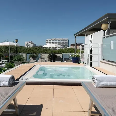 Capitol מלון דירות 4*