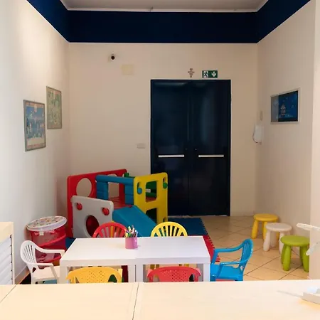 Capitol מלון דירות 4*