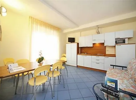 Capitol מלון דירות 4*